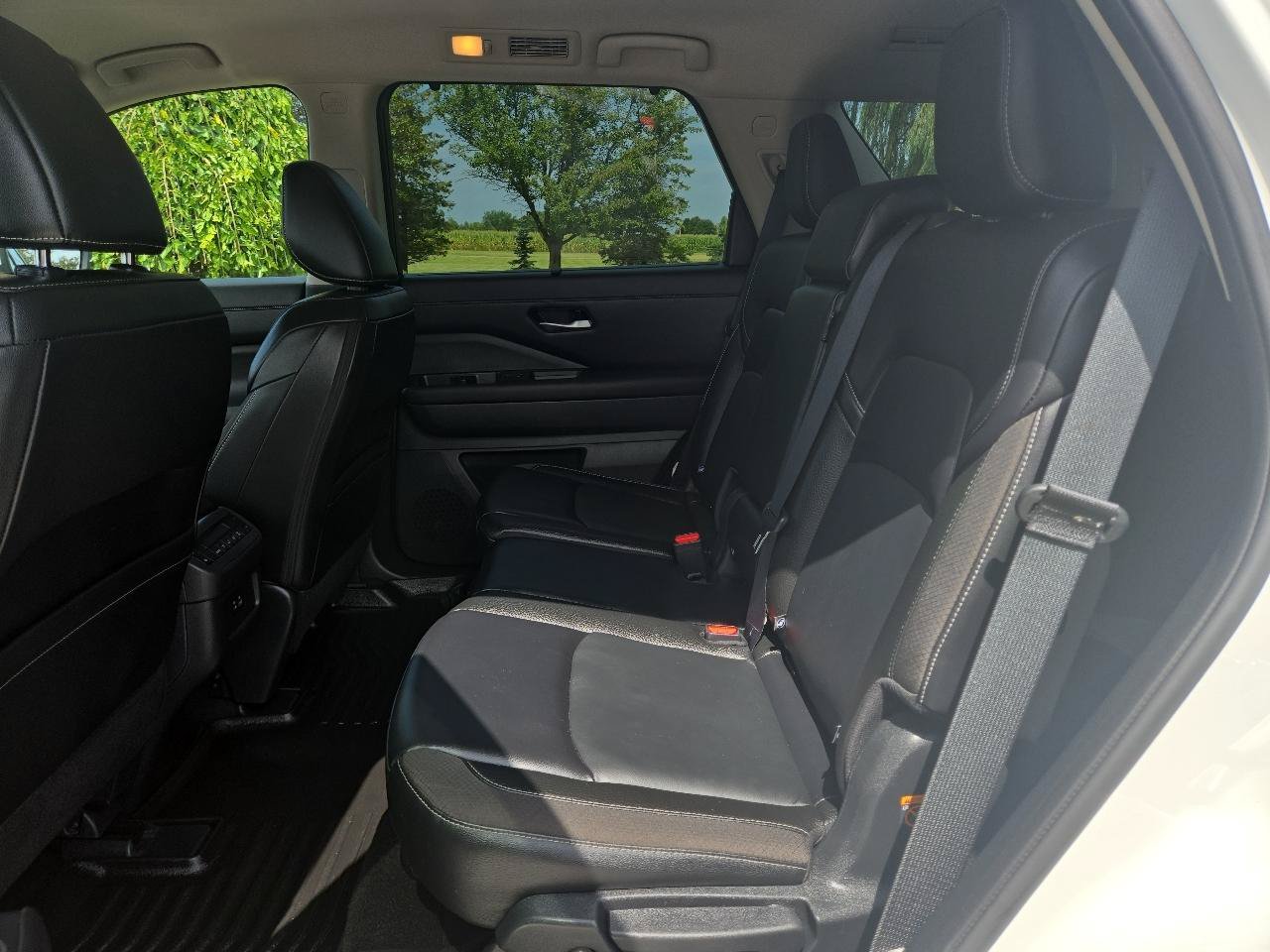 Used 2023 Nissan Pathfinder SL w/ Black Appearance Package AWD/4WD image 11