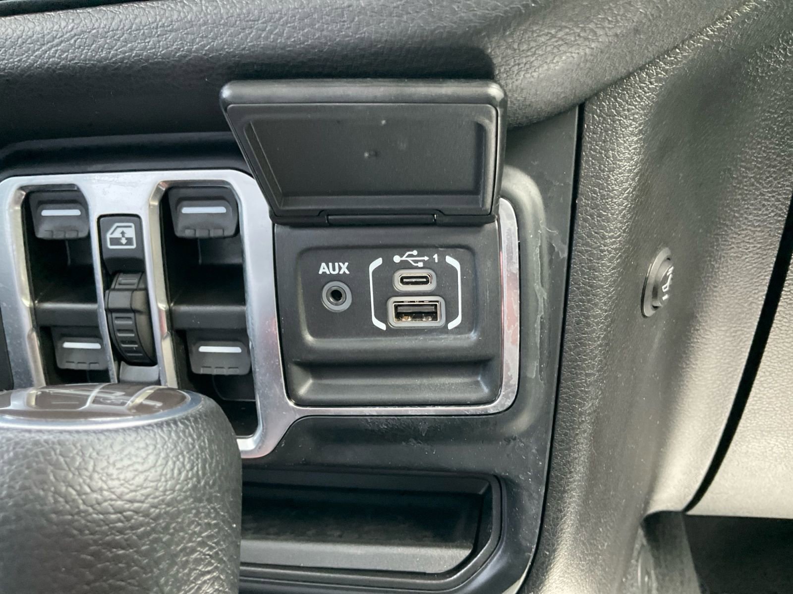 Used 2024 Jeep Gladiator Sport AWD/4WD image 19