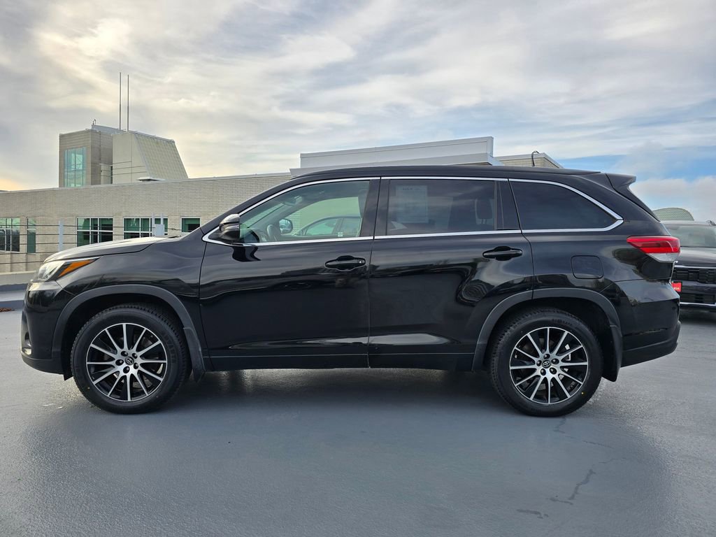 Used 2018 Toyota Highlander SE image 2