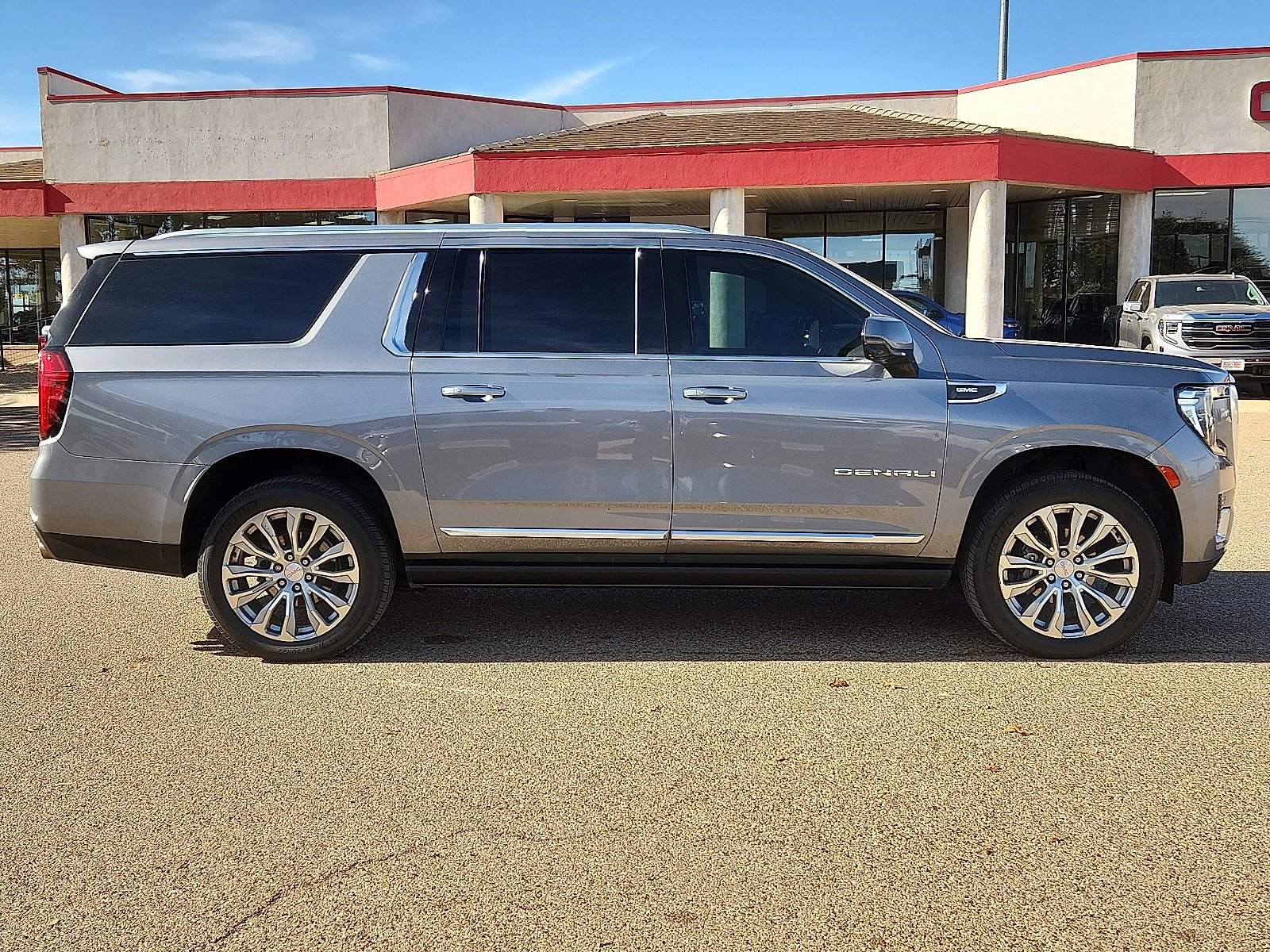 Used 2022 GMC Yukon XL Denali w/ Max Trailering Package image 5