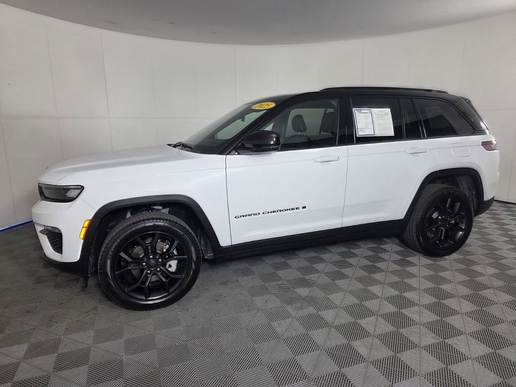 Used 2025 Jeep Grand Cherokee Limited w/ Trailer Tow Package AWD/4WD image 8