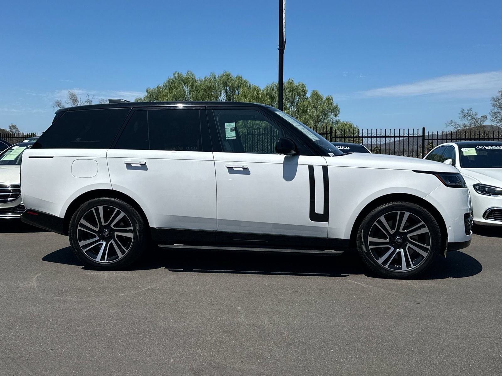 Used 2023 Land Rover Range Rover SE AWD/4WD image 2