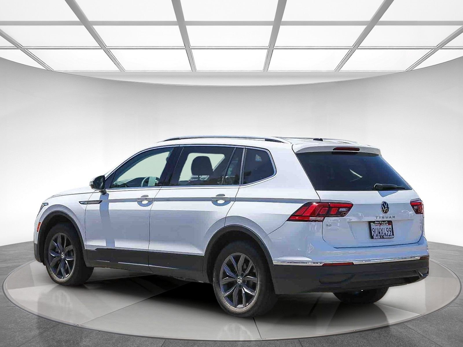 Used 2022 Volkswagen Tiguan SE FWD image 2