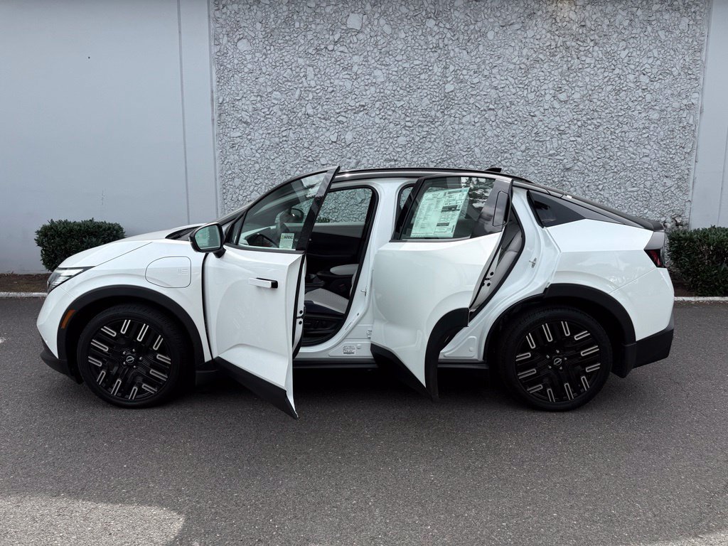 New 2026 Nissan Leaf Platinum+ w/ Cargo Package (Platinum+) FWD image 17