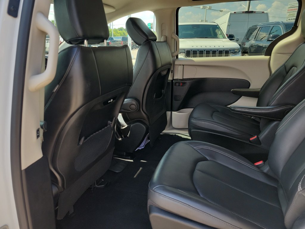 Used 2024 Chrysler Pacifica Limited FWD image 14