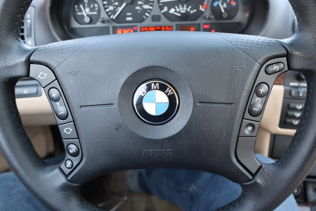 Used 2004 BMW 325i Sedan image 25