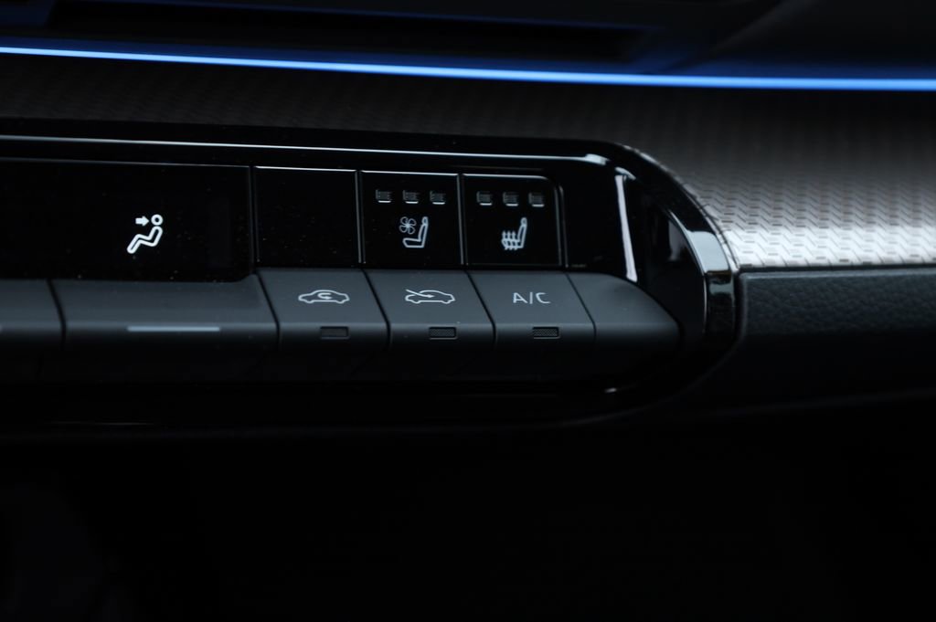 Used 2024 Toyota Prius Limited image 9