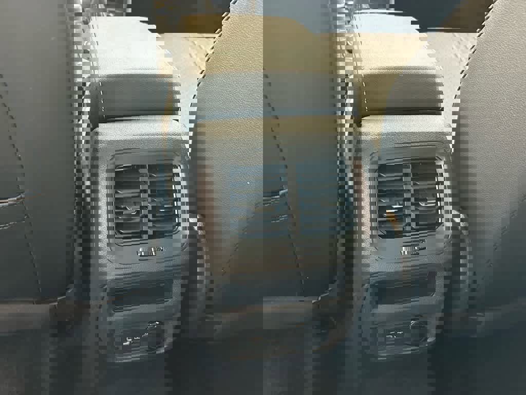 Certified 2024 Volkswagen Tiguan SE w/ Panoramic Sunroof Package image 19