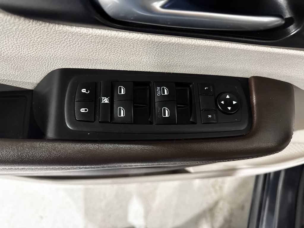 Used 2020 Chrysler Pacifica Touring w/ Advanced Safetytec Group FWD image 18