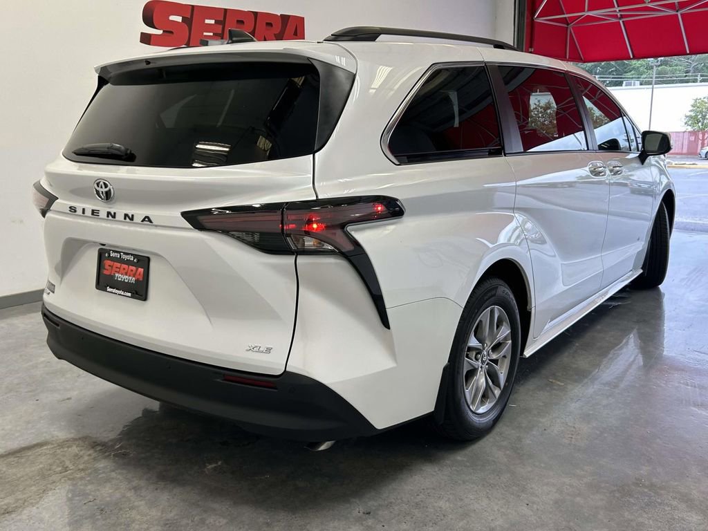 Used 2026 Toyota Sienna XLE FWD image 3