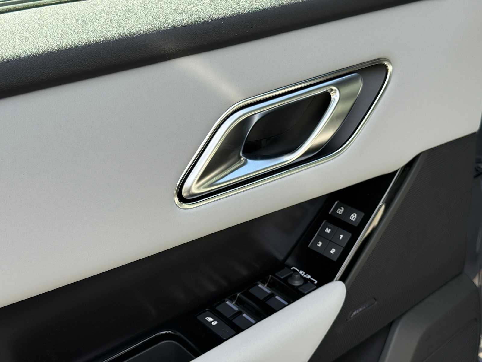New 2026 Land Rover Range Rover Velar Dynamic SE image 19