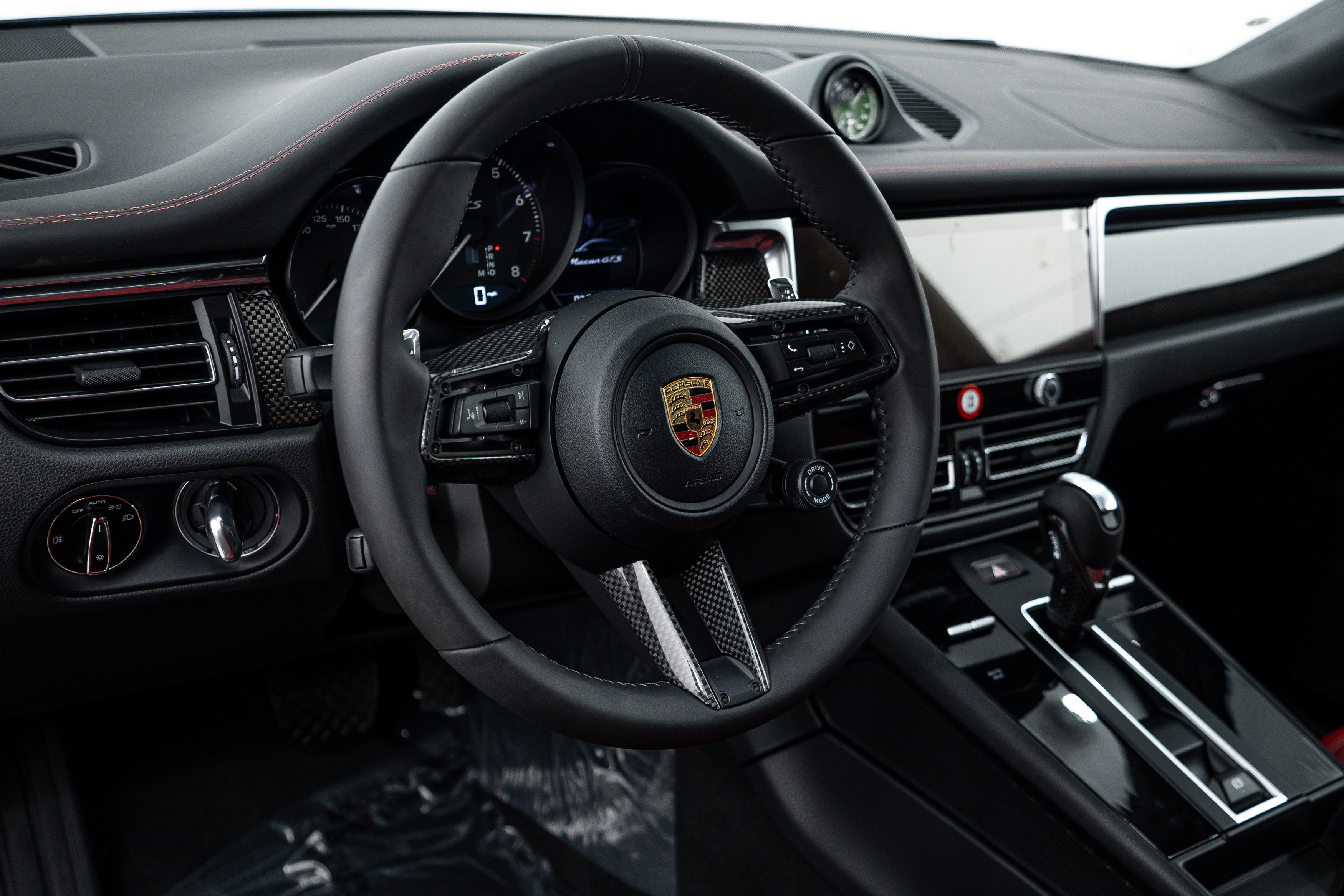 New 2025 Porsche Macan GTS image 13