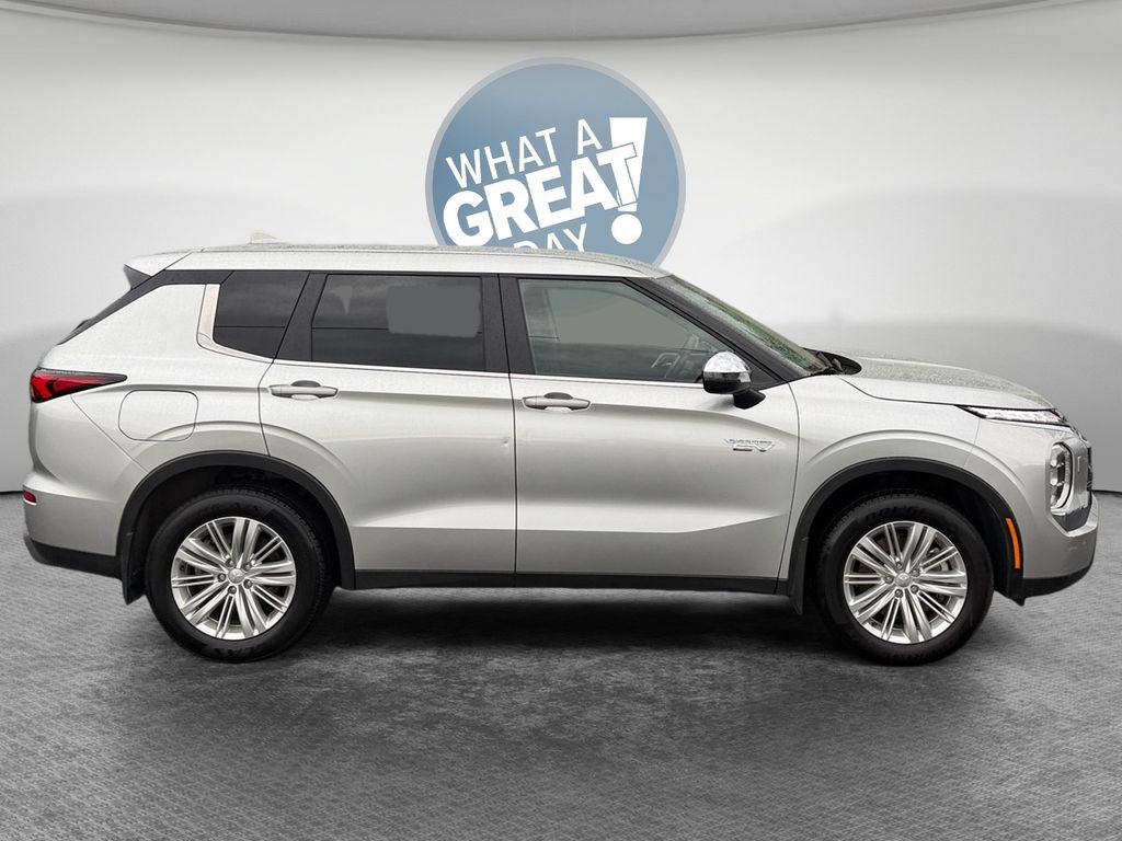 Used 2025 Mitsubishi Outlander ES AWD/4WD image 2