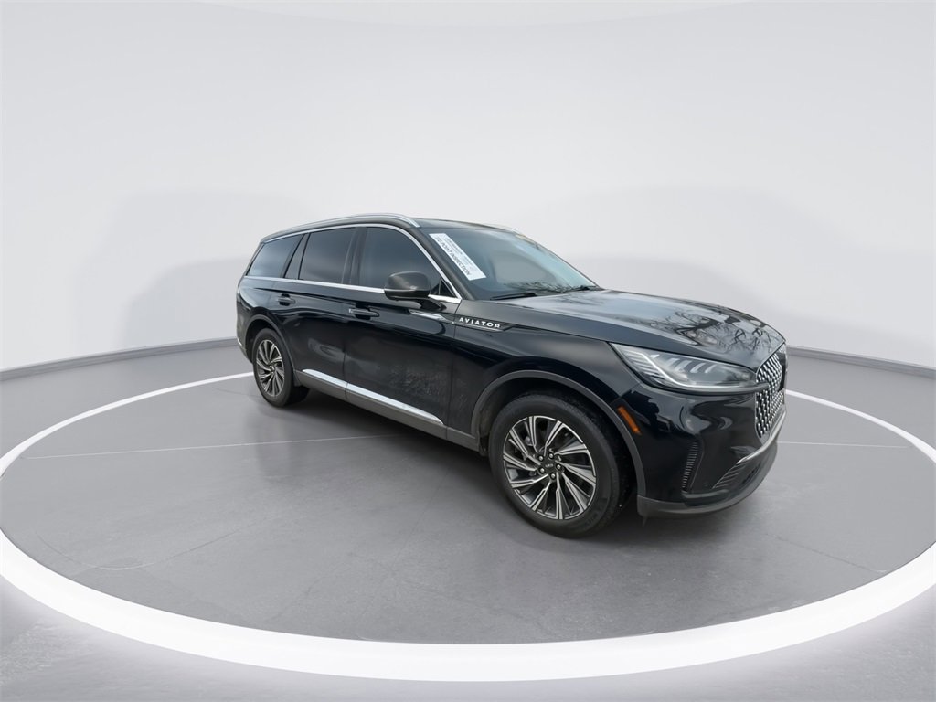 Used 2025 Lincoln Aviator AWD image 2