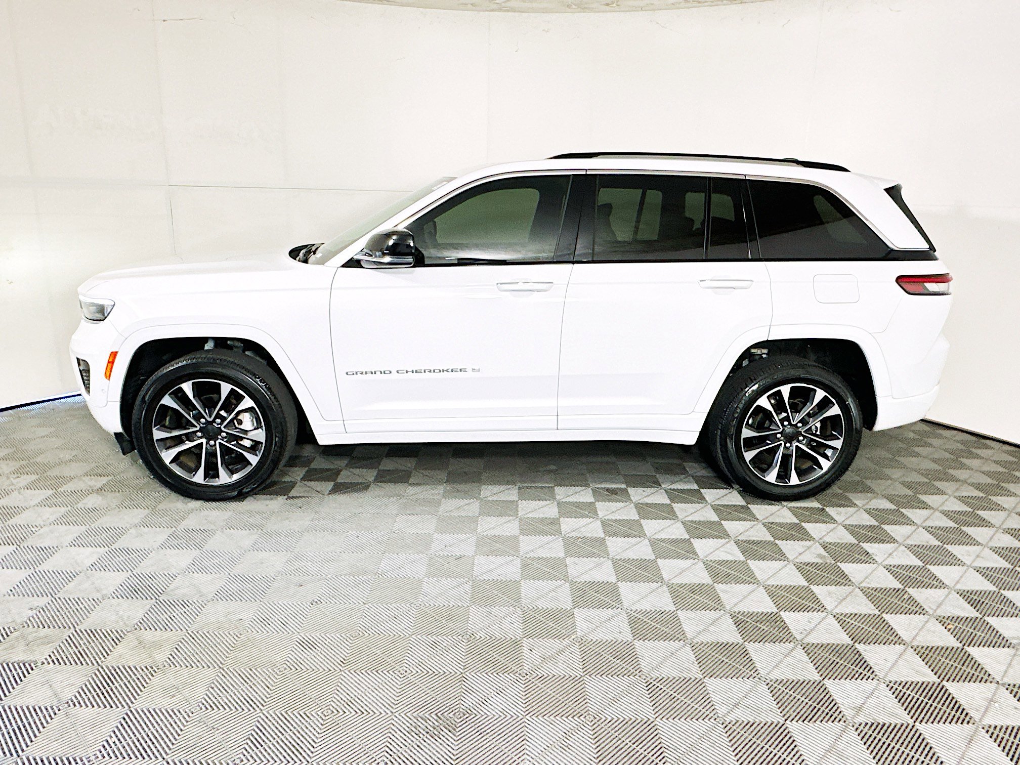 Used 2023 Jeep Grand Cherokee Overland w/ Luxury Tech Group IV RWD image 6
