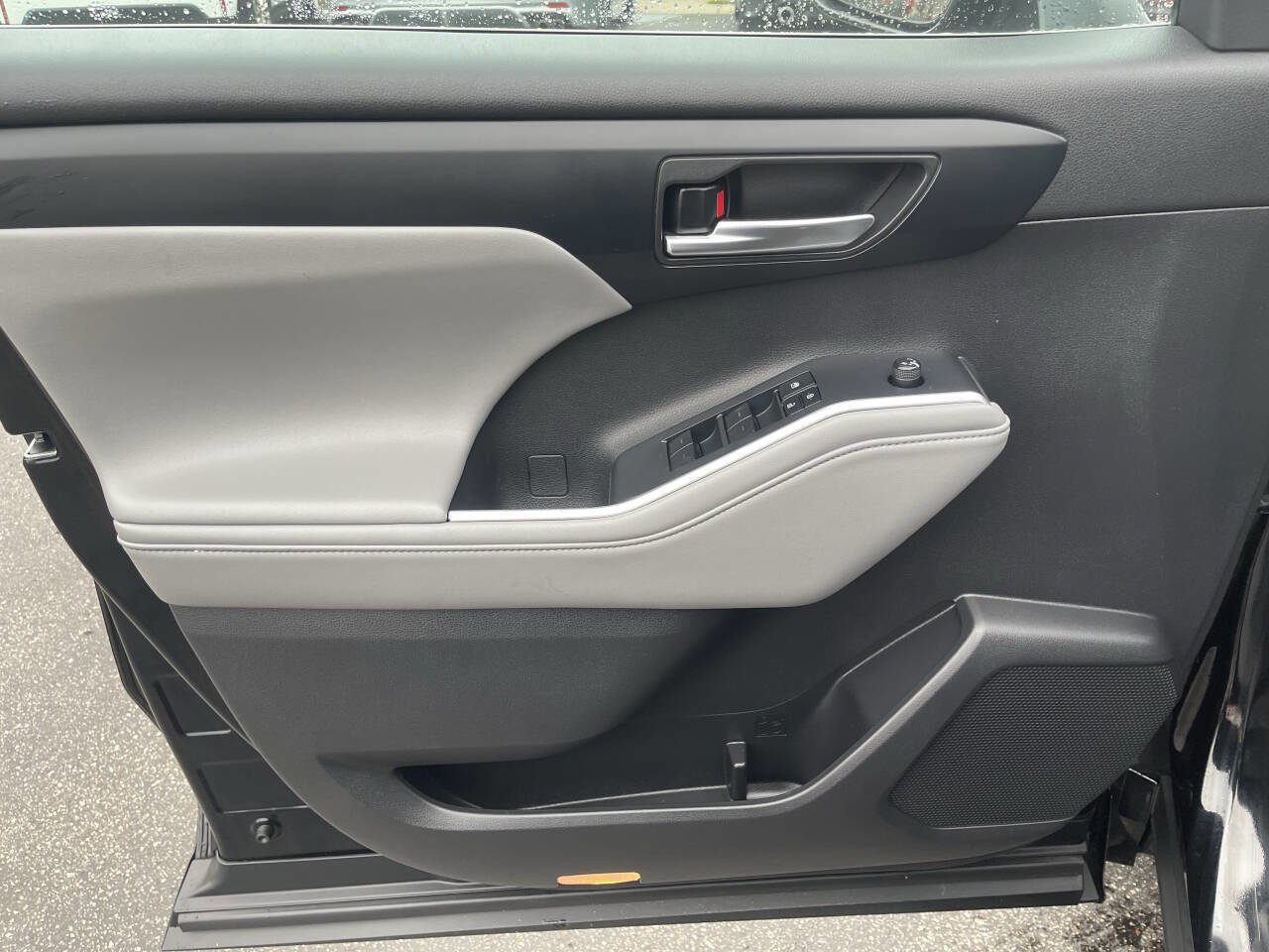 Used 2022 Toyota Highlander XLE image 12