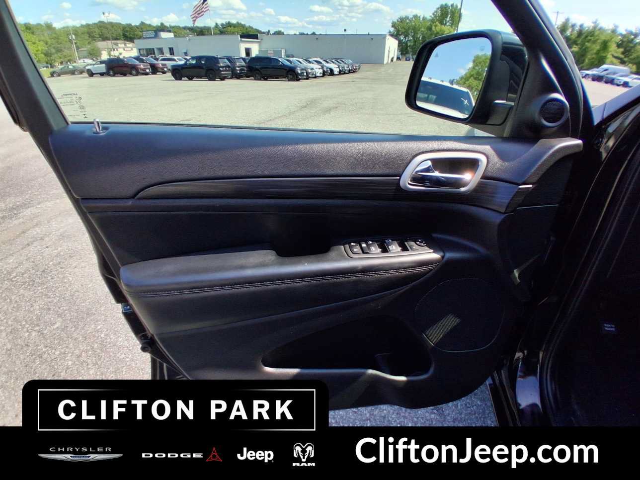 Used 2021 Jeep Grand Cherokee Laredo X AWD/4WD image 9