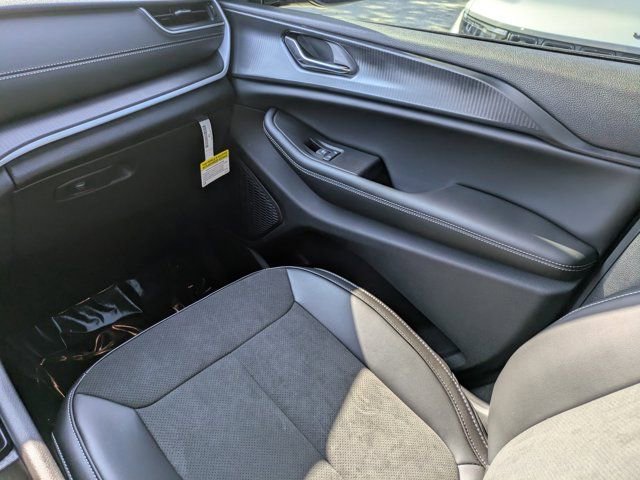 New 2025 Jeep Grand Cherokee L Laredo image 15