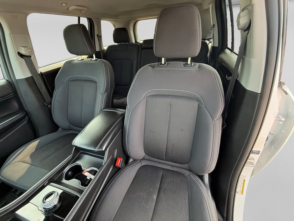Used 2024 Jeep Grand Cherokee Laredo AWD/4WD image 23