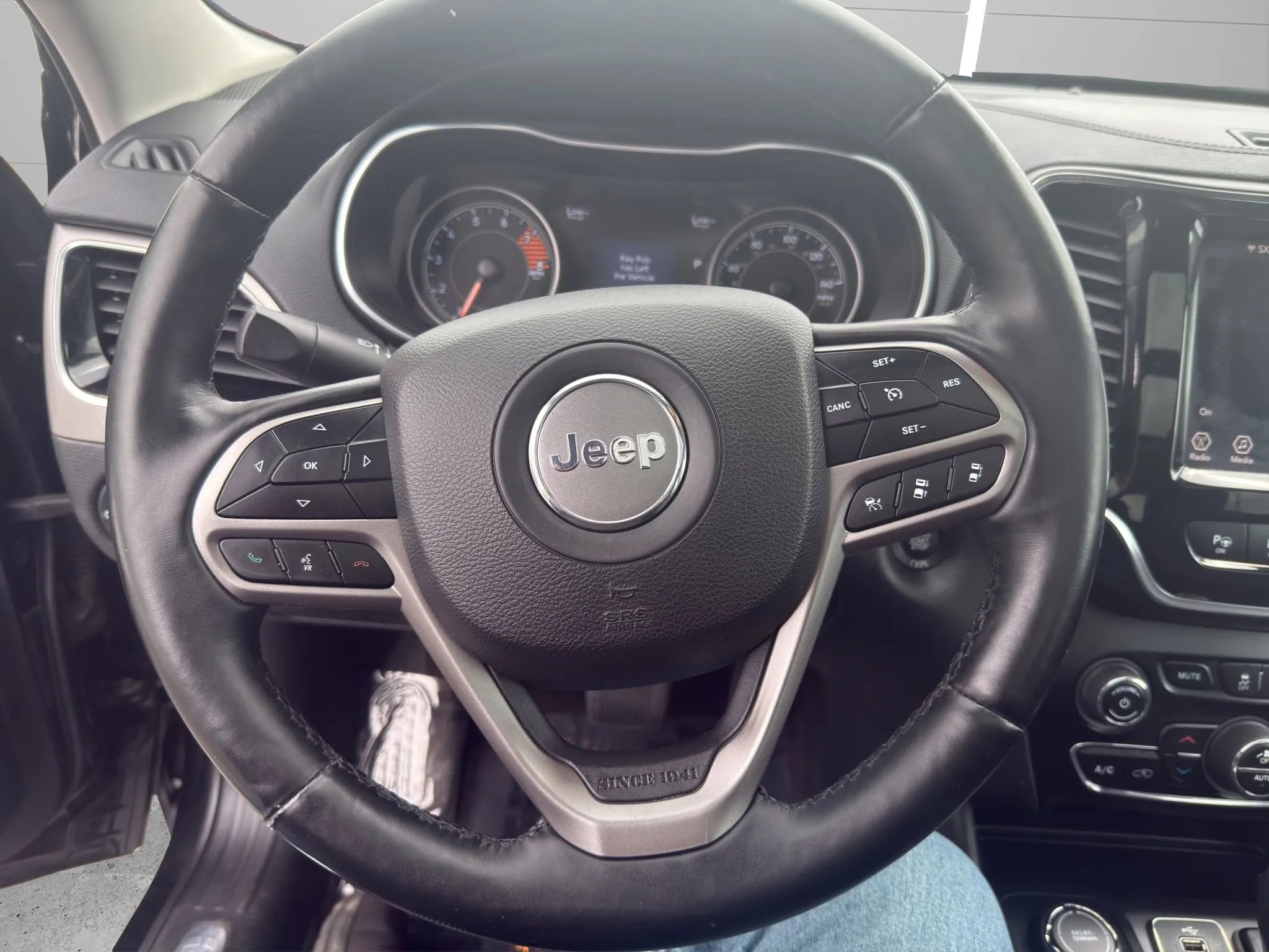 Used 2019 Jeep Cherokee Limited w/ Luxury Group AWD/4WD image 18