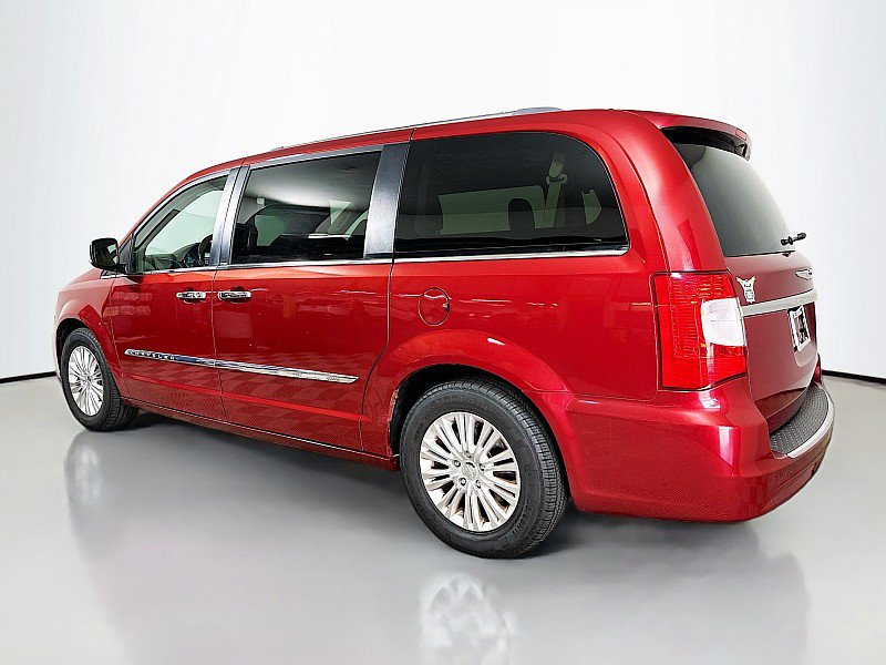 Used 2013 Chrysler Town & Country Limited w/ Luxury Group FWD image 5