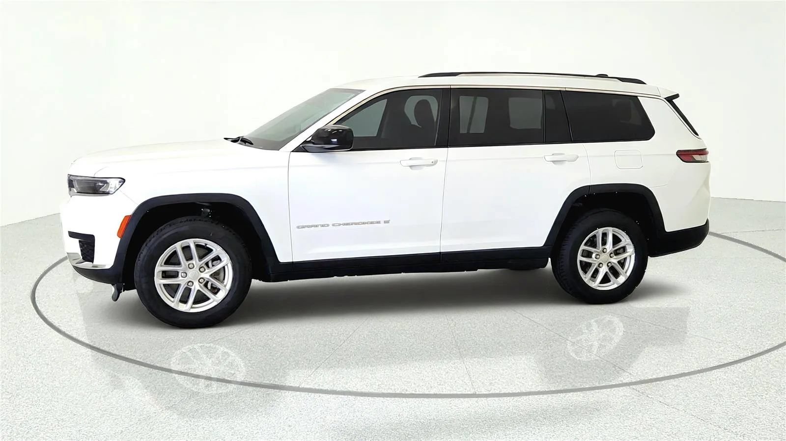 Used 2022 Jeep Grand Cherokee L Laredo w/ Luxury Tech Group I AWD/4WD image 3