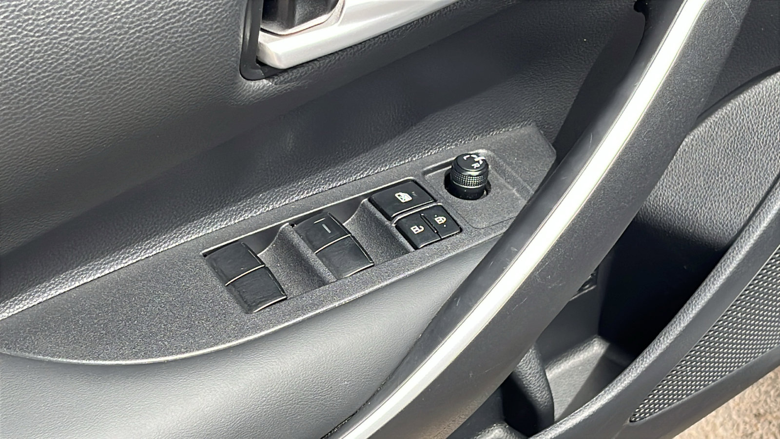 Used 2025 Toyota Corolla SE image 12