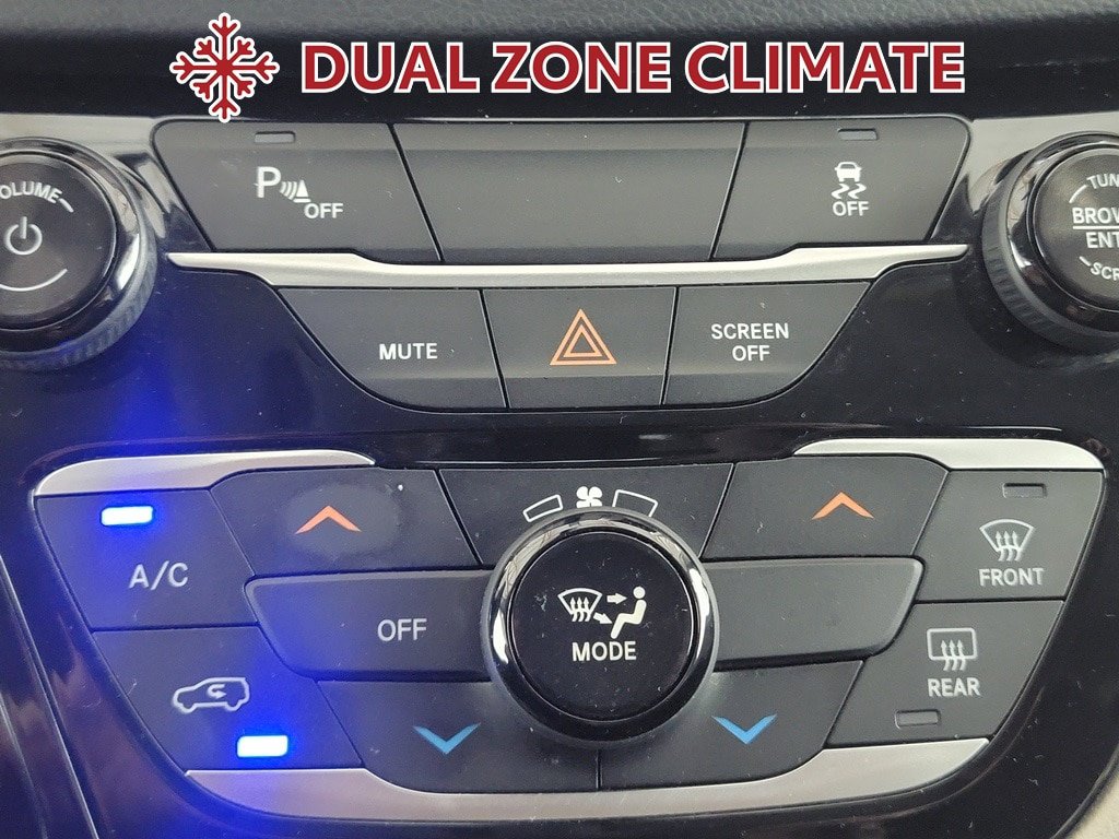 Used 2018 Chrysler Pacifica L FWD image 24