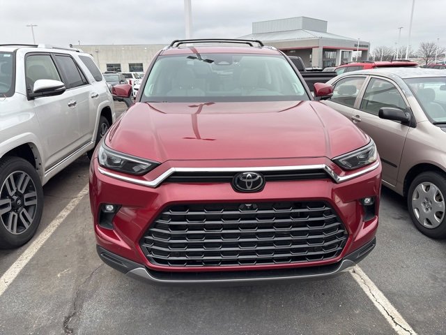 Used 2025 Toyota Grand Highlander AWD image 3