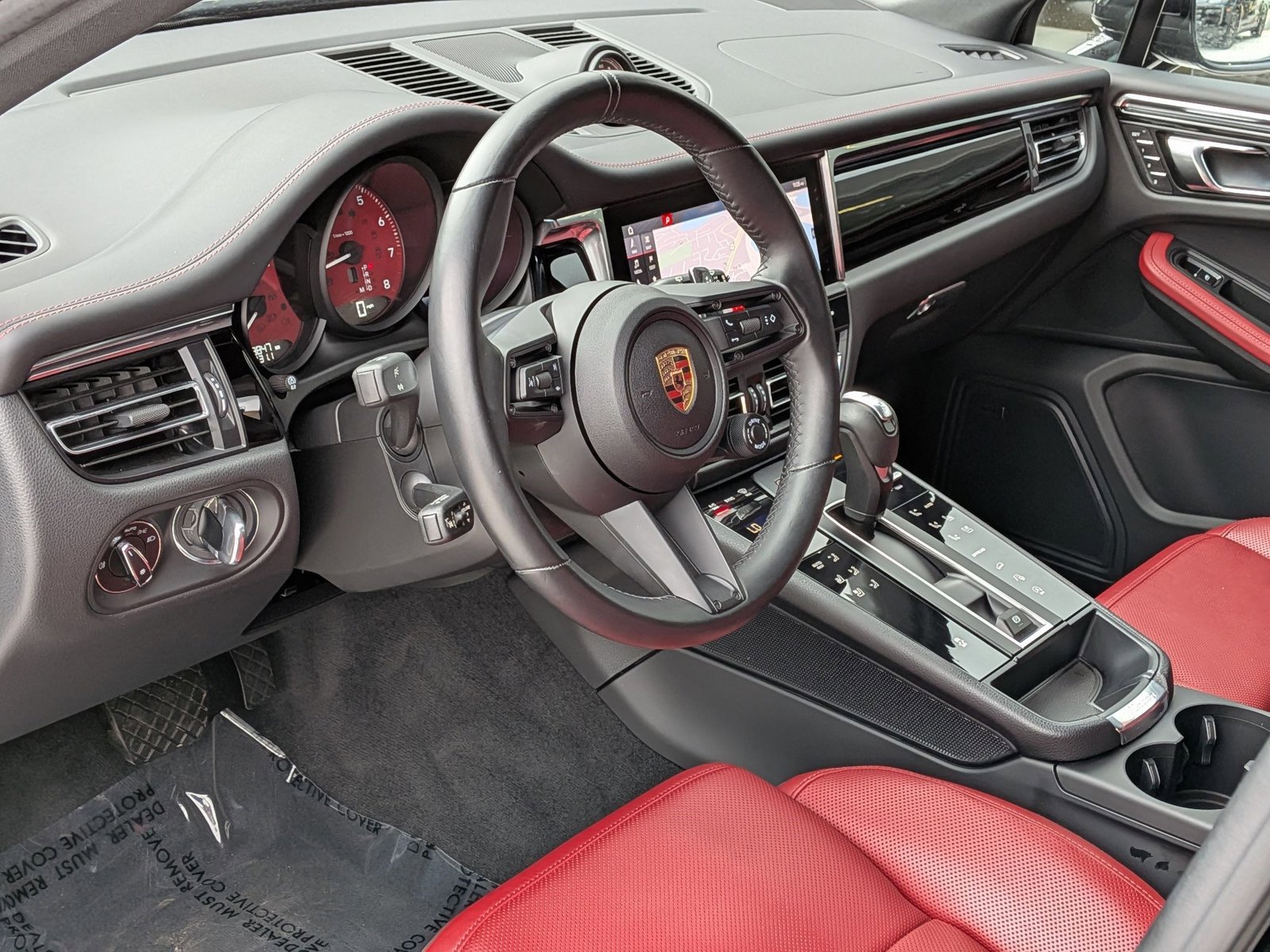 Certified 2025 Porsche Macan AWD/4WD image 4