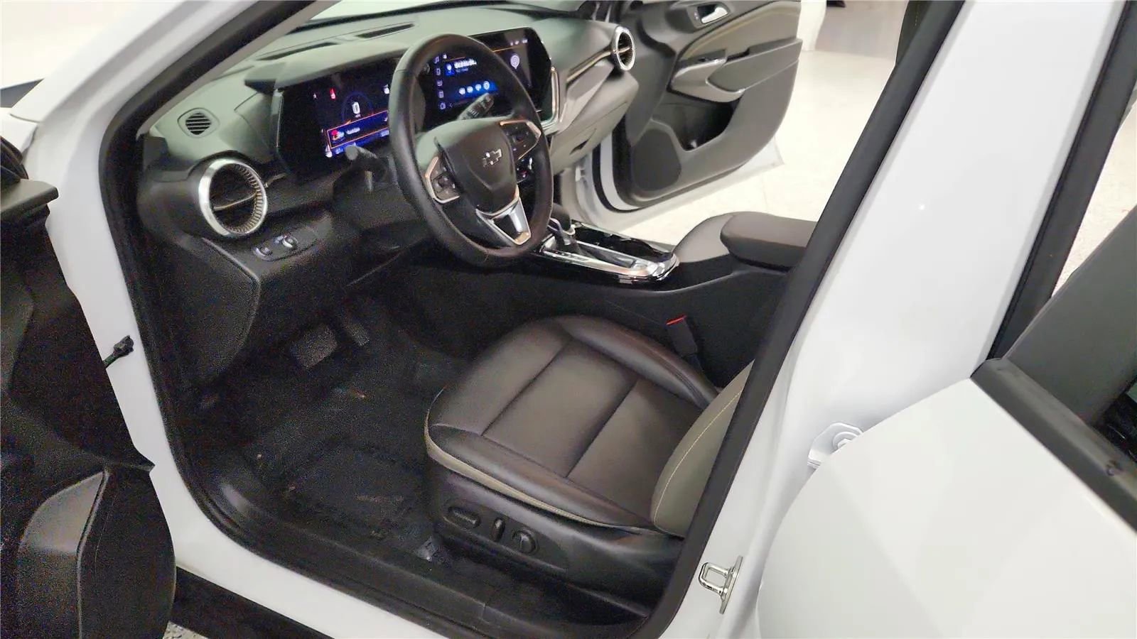 Used 2025 Chevrolet Trax ACTIV w/ Sunroof Package image 22