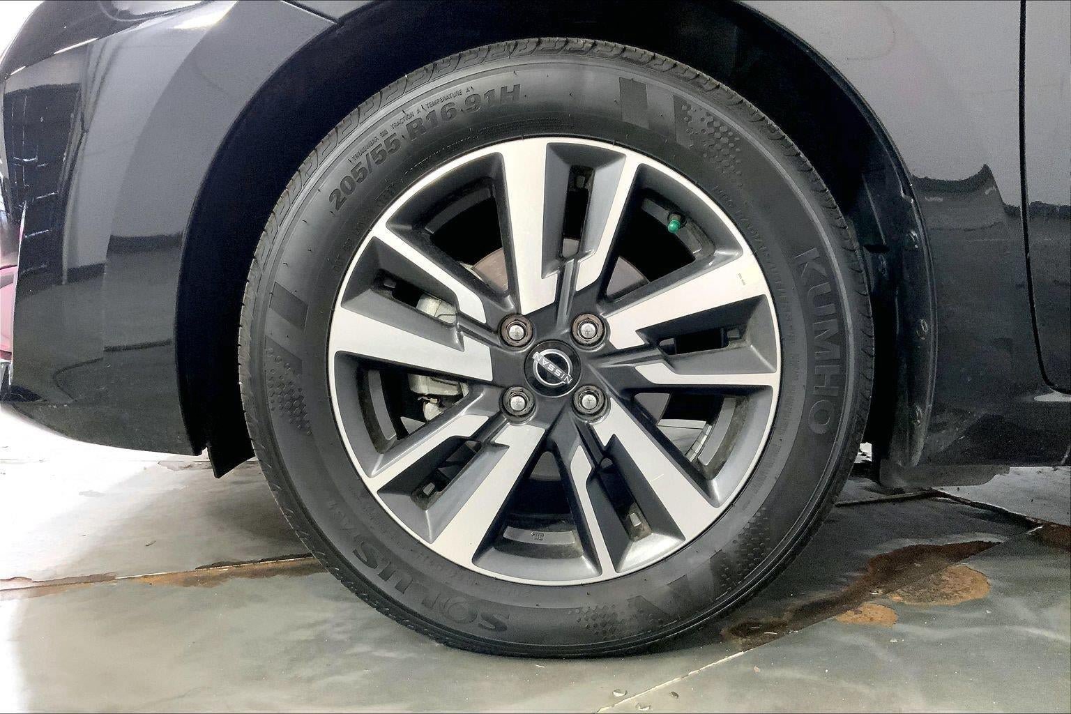 Used 2025 Nissan Versa SV FWD image 9