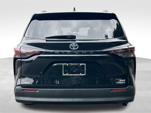 Used 2024 Toyota Sienna XLE w/ XLE Plus Package AWD/4WD image 4