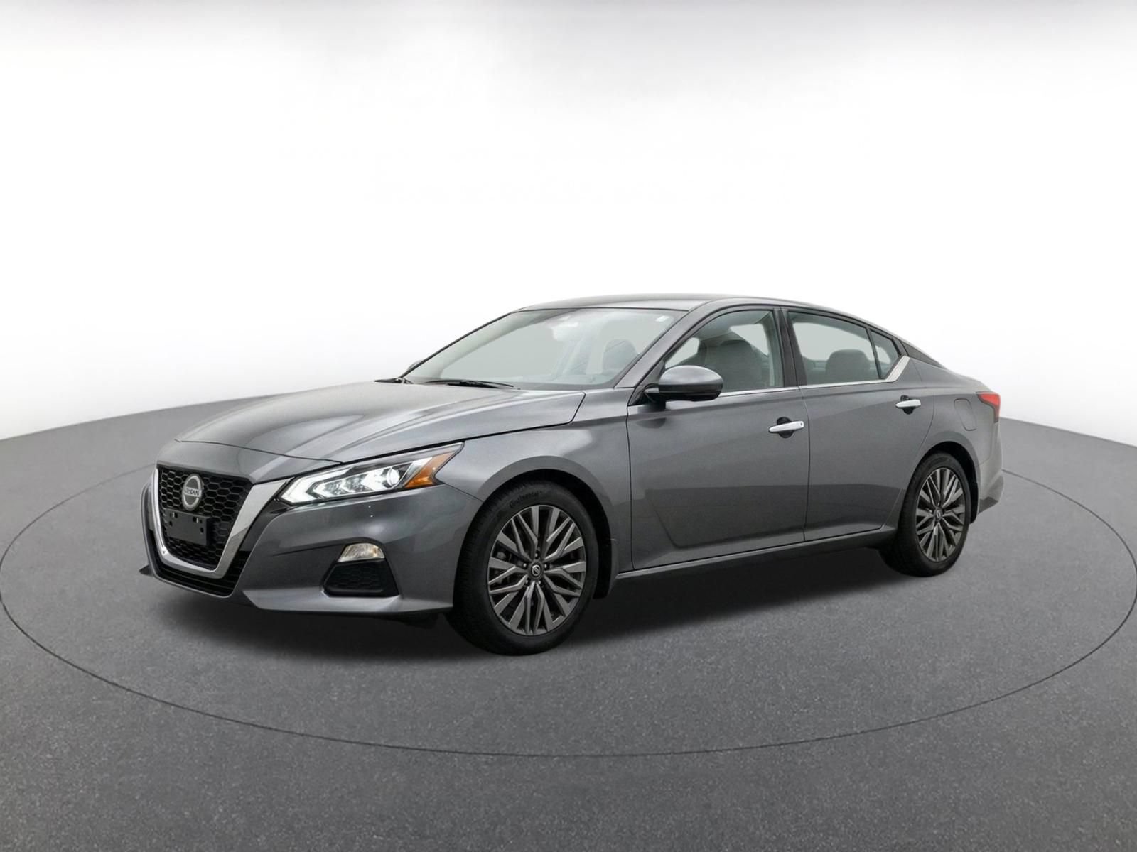Used 2025 Nissan Altima 2.5 SV FWD image 3