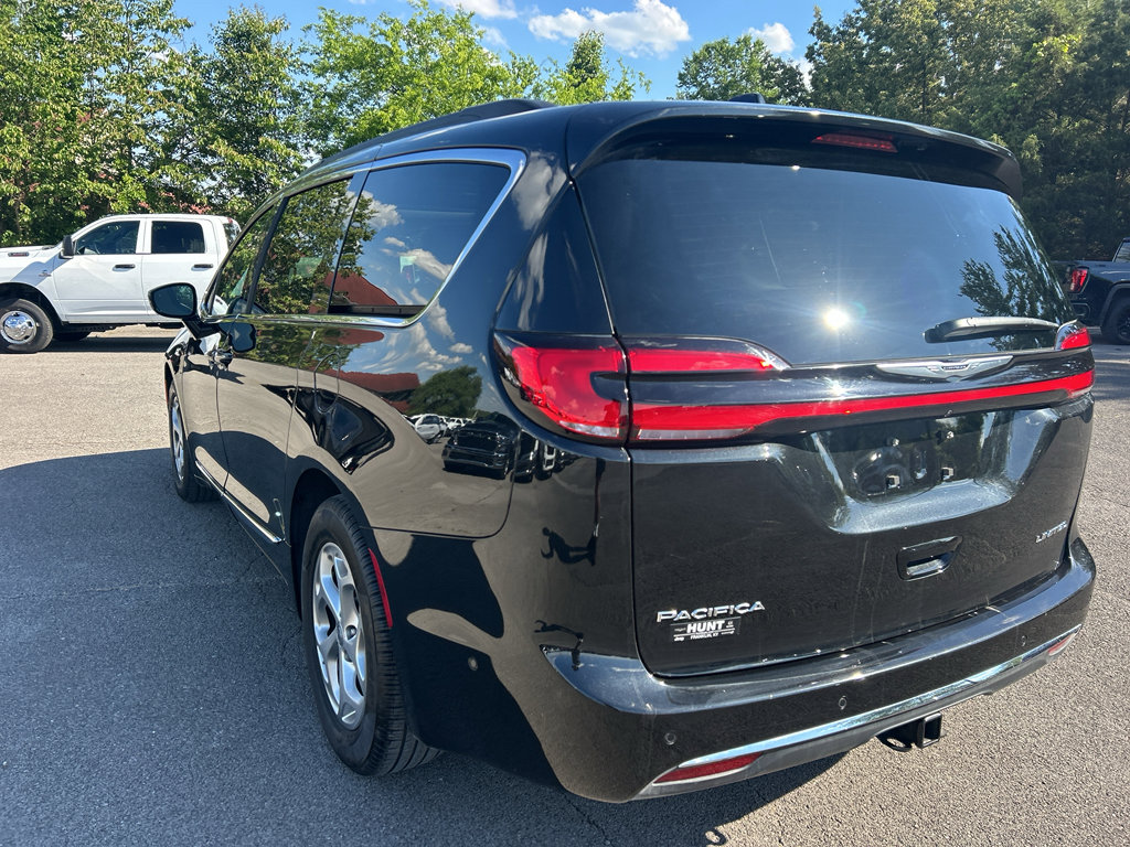 Used 2023 Chrysler Pacifica Limited w/ Uconnect Theater Family Group FWD image 5