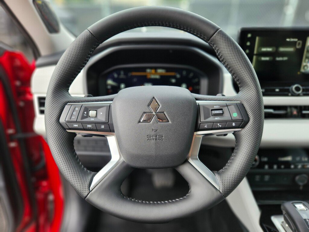 New 2025 Mitsubishi Outlander SE image 26