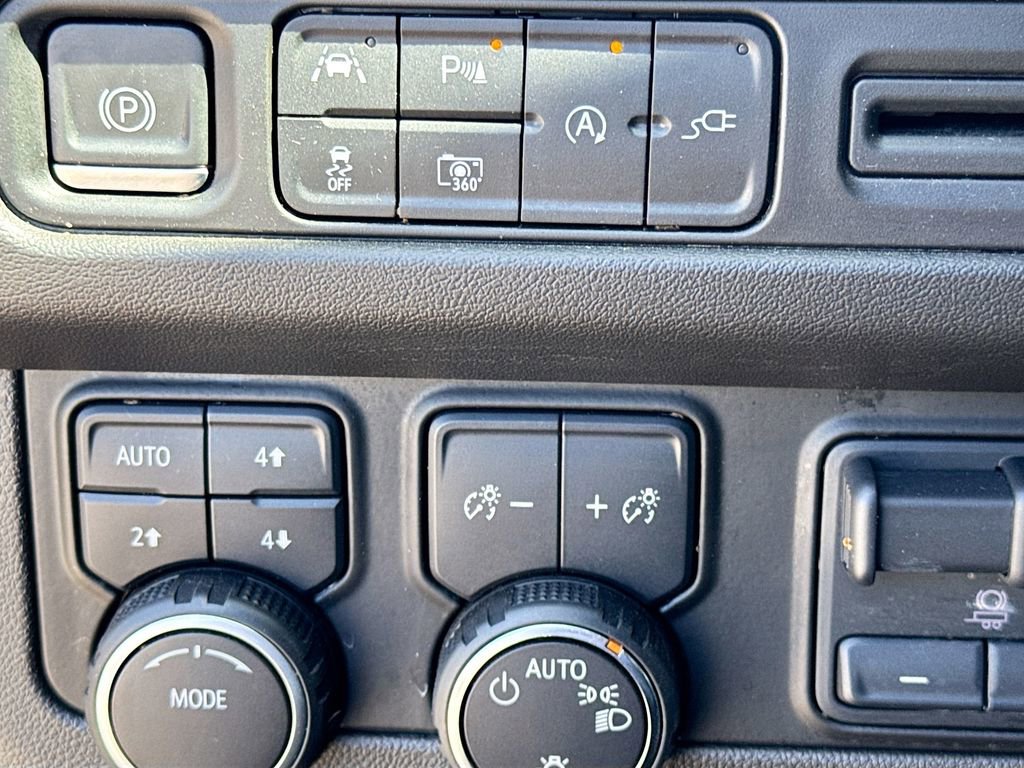 Used 2022 Chevrolet Suburban RST w/ Luxury Package image 10