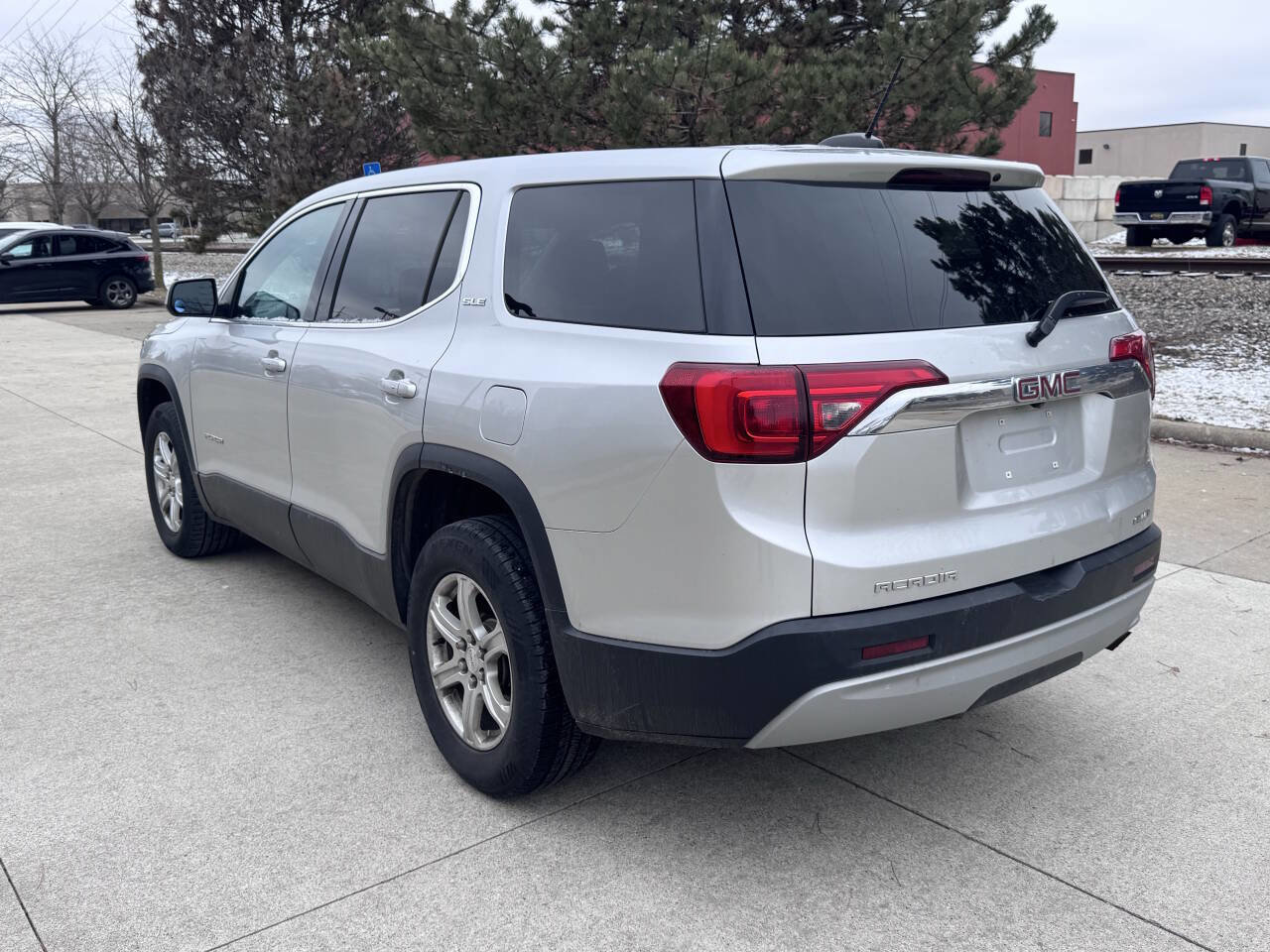 Used 2017 GMC Acadia SLE AWD/4WD image 2