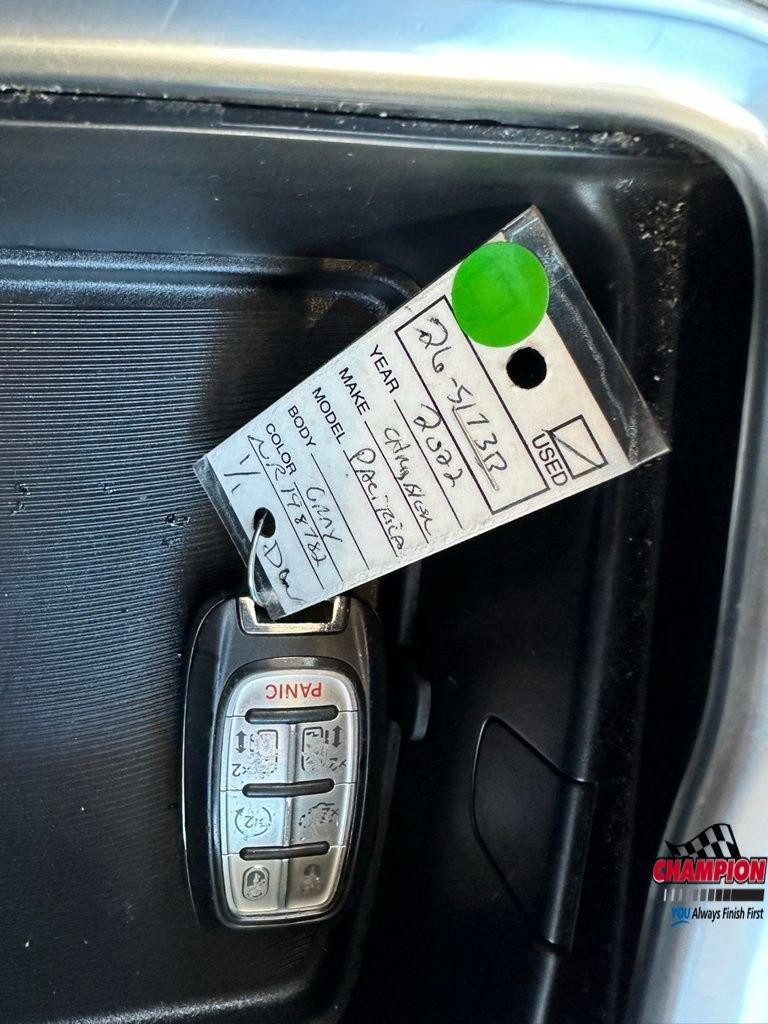 Used 2022 Chrysler Pacifica Touring-L image 25