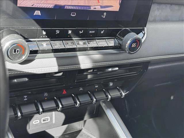 Used 2024 Chevrolet Colorado ZR2 w/ Safety Package image 15