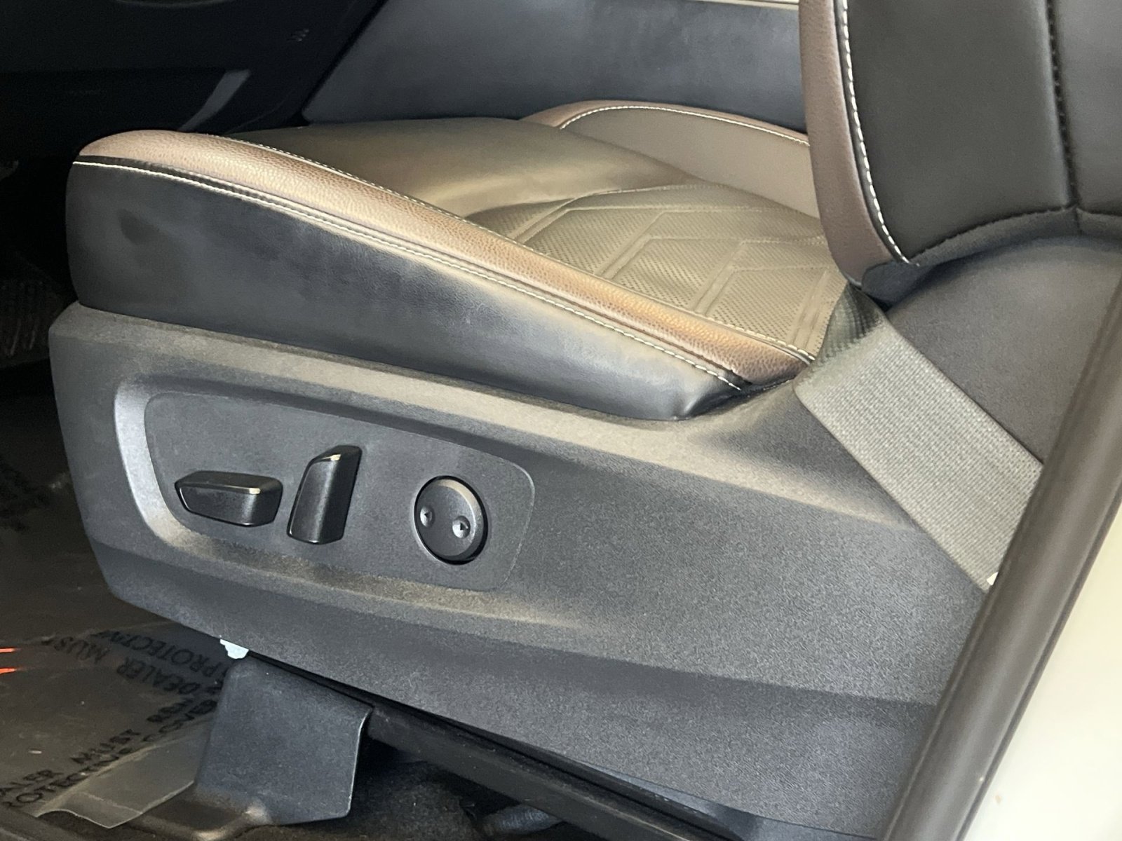 Used 2023 Nissan Pathfinder Platinum image 12