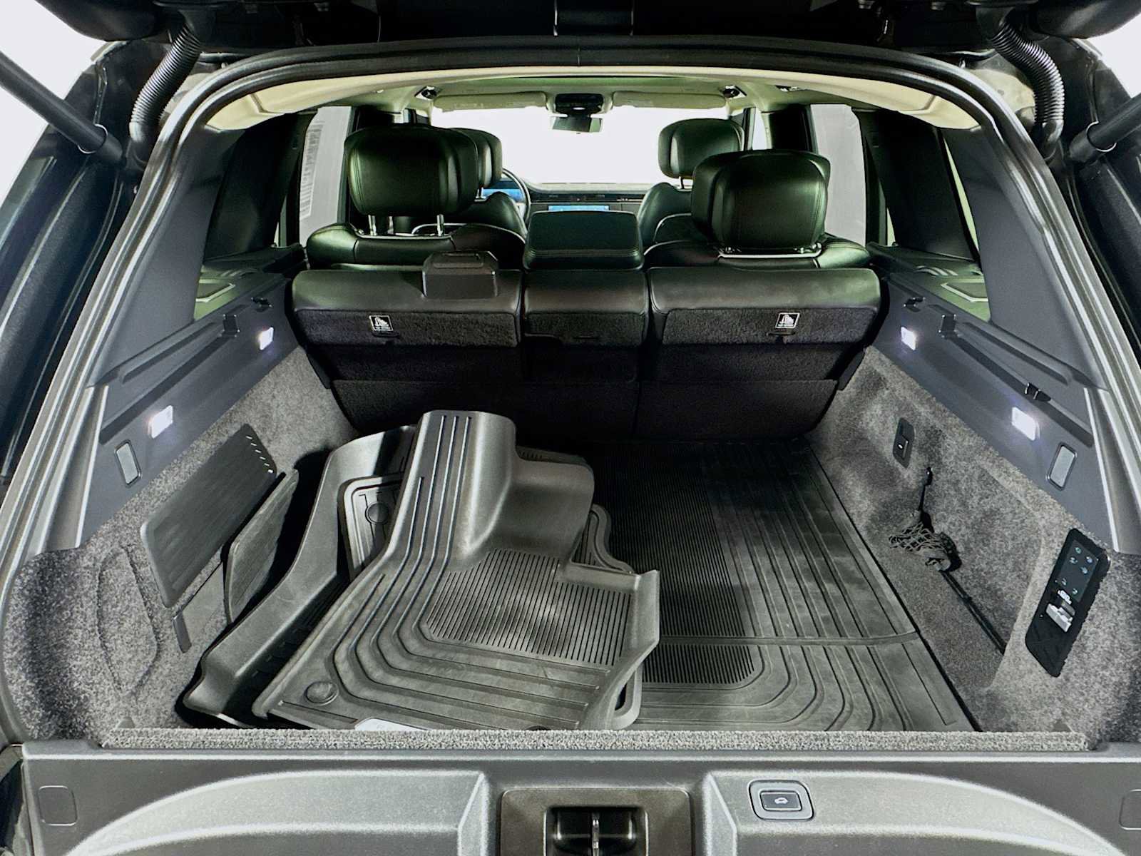 Used 2023 Land Rover Range Rover First Edition image 28