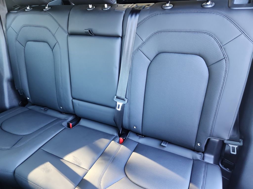 Used 2025 Land Rover Defender 110 S image 23