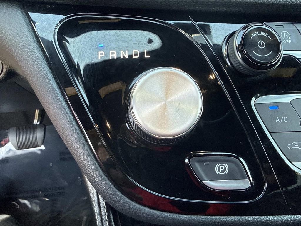 Used 2025 Chrysler Pacifica Limited image 31