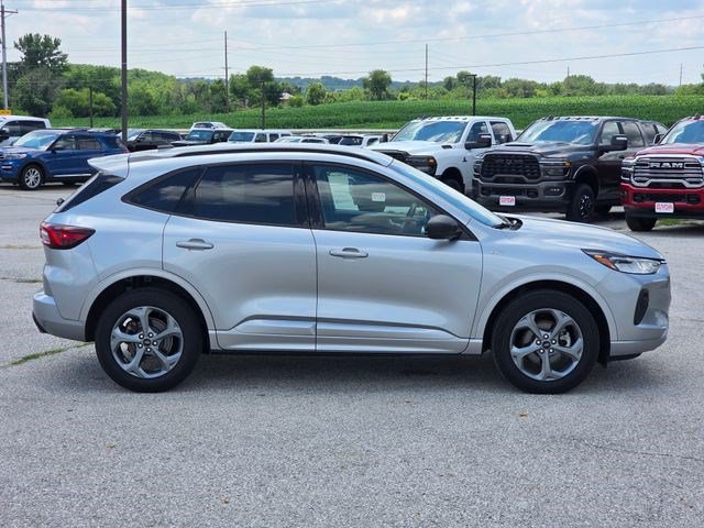 Used 2023 Ford Escape ST-Line w/ Tech Pack #1 AWD/4WD image 9