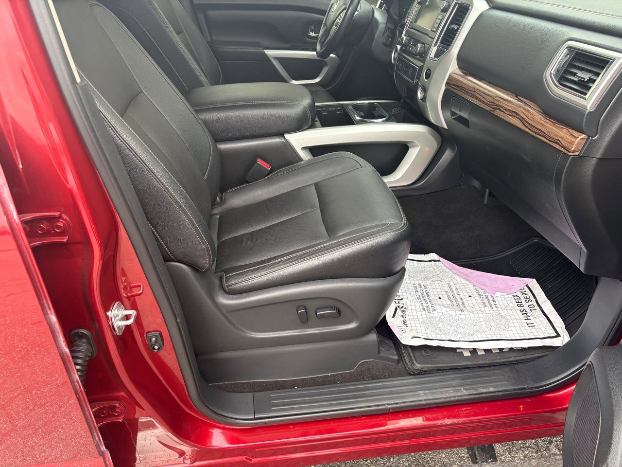 Used 2019 Nissan Titan SL image 10