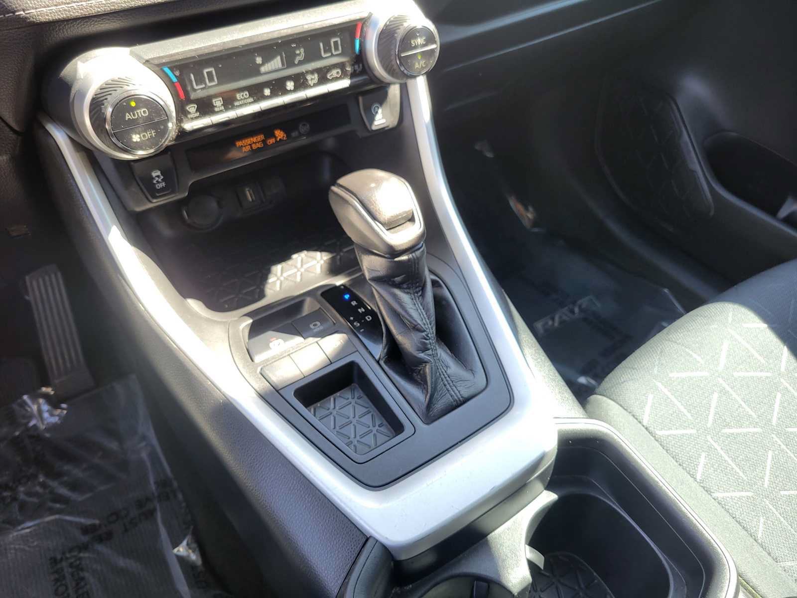 Used 2021 Toyota RAV4 XLE w/ Carpet Mat Package (TMS) FWD image 32