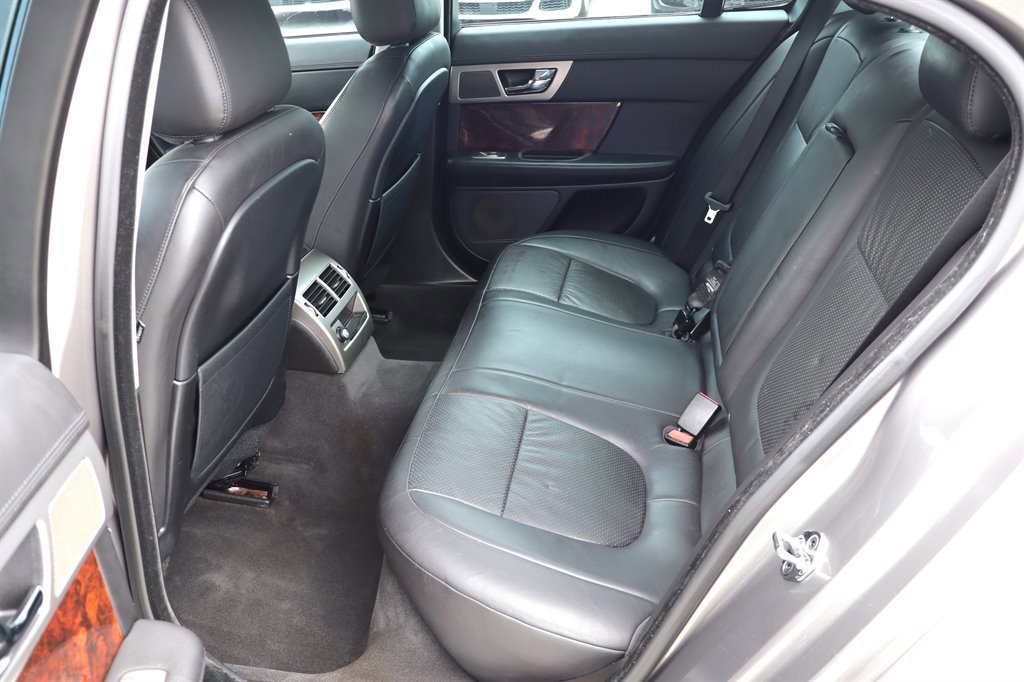 Used 2011 Jaguar XF Premium RWD image 18