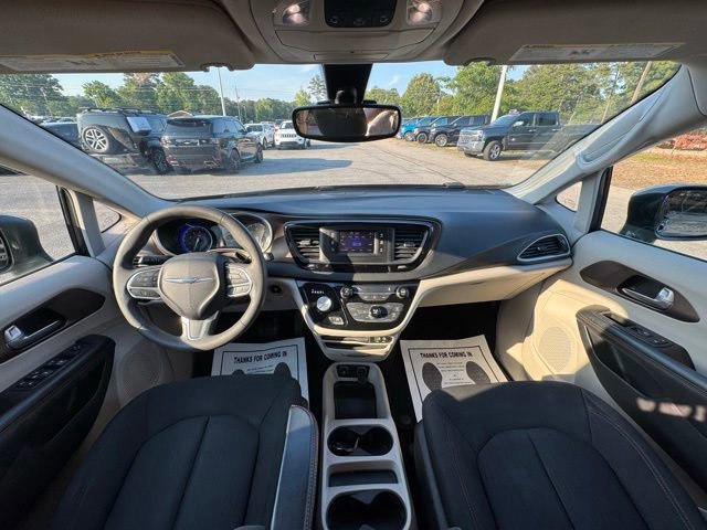 Used 2017 Chrysler Pacifica Touring FWD image 16