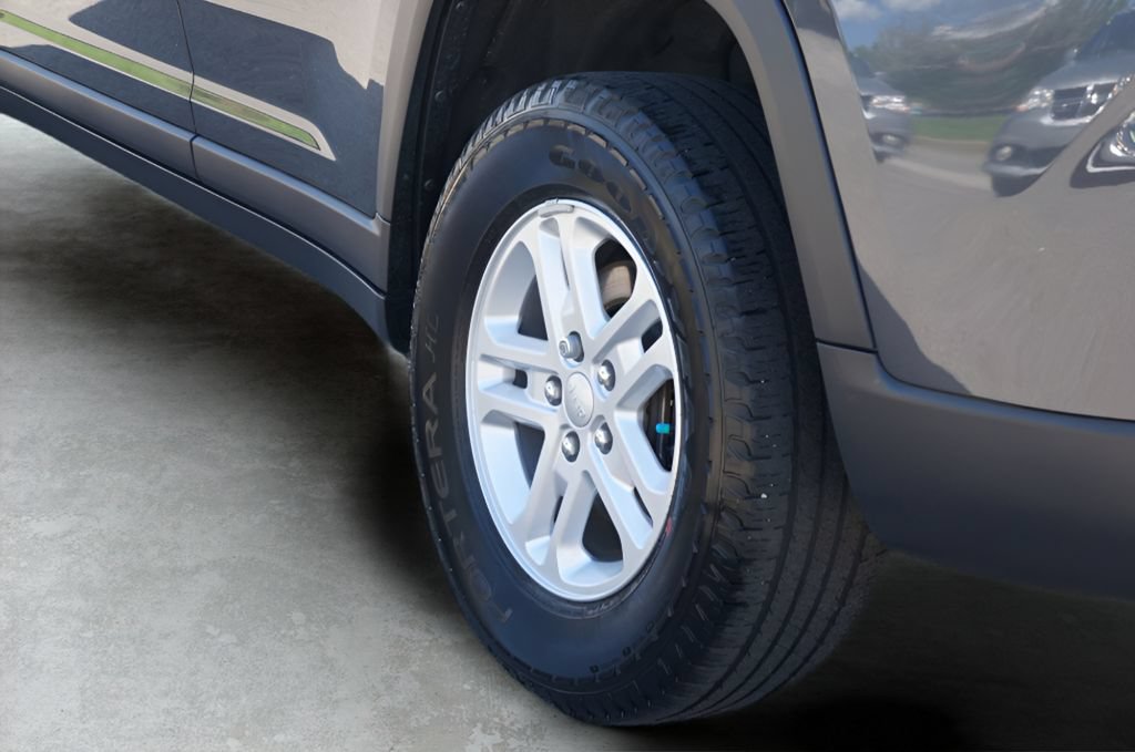 Used 2024 Jeep Grand Cherokee Laredo AWD/4WD image 9